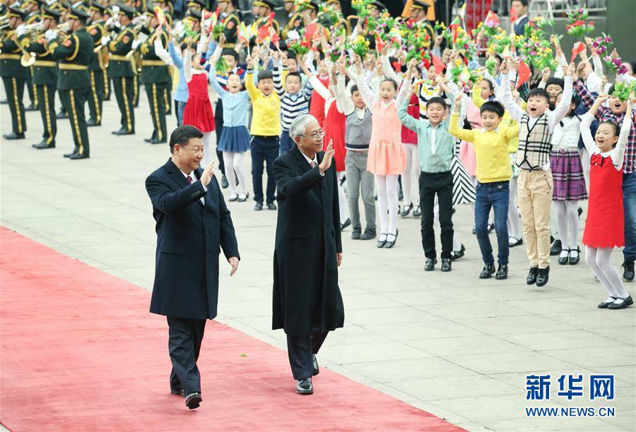 习近平同缅甸总统吴廷觉举行会谈 4月10日,国家主席习近平在北京人民大会堂同缅甸总统吴廷觉举行会谈。会谈前,习近平在人民大会堂东门外广场为吴廷觉举行欢迎仪式。新华社记者姚大伟摄